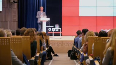 Seyirci hocayı dinler.