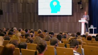 Seyirci hocayı dinler.