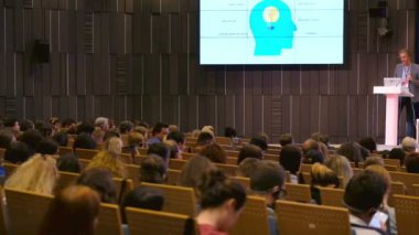 Seyirci hocayı dinler.