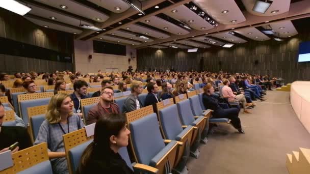 A közönség az előadót hallgatja. — Stock videók