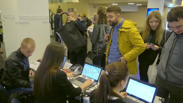 Odwiedzający zarejestrować się na konferencję — Wideo stockowe