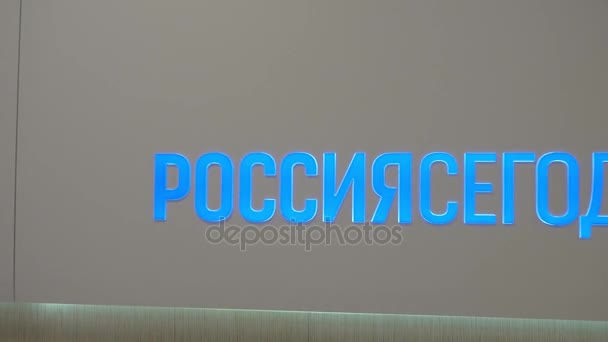 Rossiya segodnya Logo der russischen Nachrichtenagentur an der Wand im Hauptquartier — Stockvideo