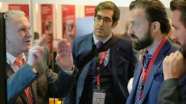 Ziyaret edenler konferansın tatilinde biraz dinlen