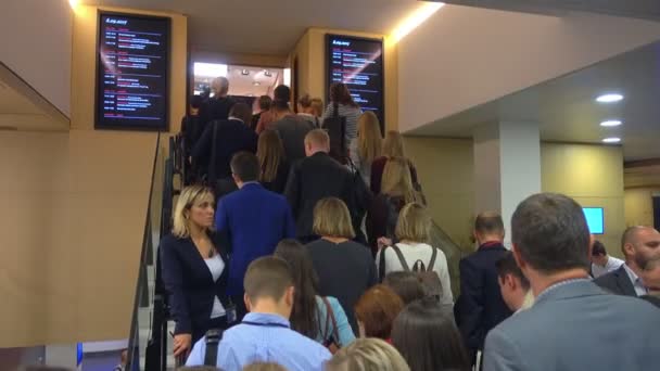 Besökare gå till hallen innan konferensen startar — Stockvideo