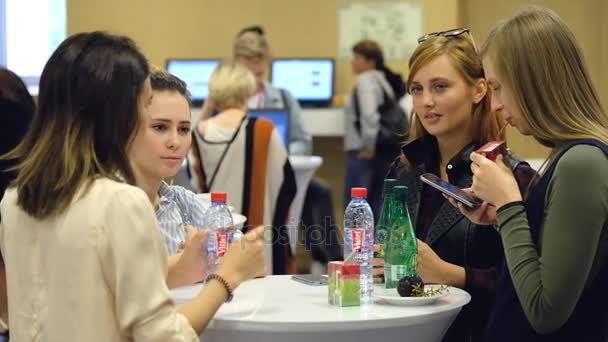 Los visitantes durante el descanso de la conferencia tienen un descanso — Vídeos de Stock