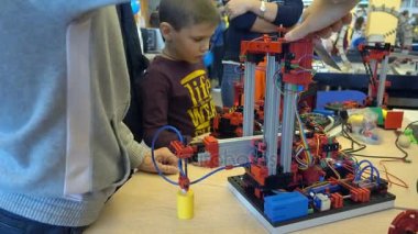 Moskova yapıcı dürüst, Robotik çocuk öğrenmek