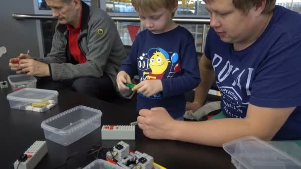 Crianças jogando jogos em desenvolvimento no Moscow Maker Faire — Vídeo de Stock