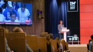 Seyirci hocayı dinler.