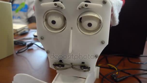Bewegende robot hoofd macro — Stockvideo