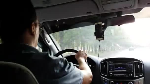 Hombre conduciendo coche lapso de tiempo — Vídeo de stock