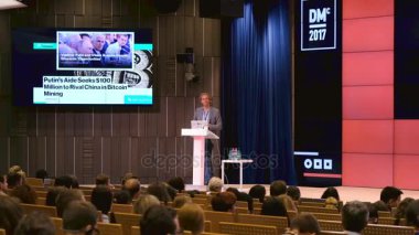 Seyirci hocayı dinler.