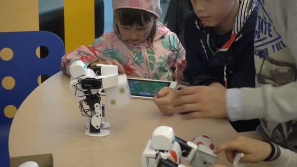 Kinder lernen Robotik bei Moskauer Macher-Messe — Stockvideo