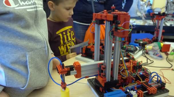 Los niños aprenden robótica en Moscow Maker Faire — Vídeos de Stock