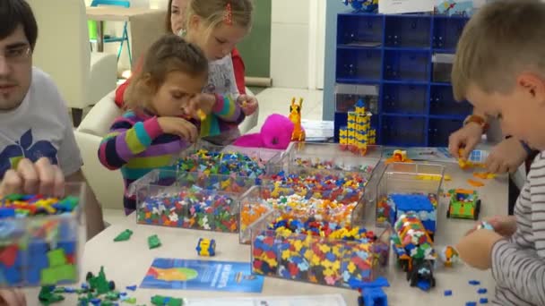Criança brinca com um kit de construtor — Vídeo de Stock