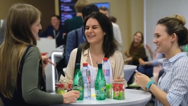 Os visitantes durante a pausa da conferência têm um resto — Vídeo de Stock