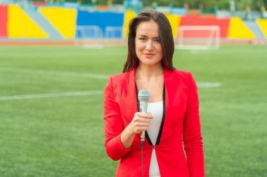 Genç kız Tv muhabiri yayın