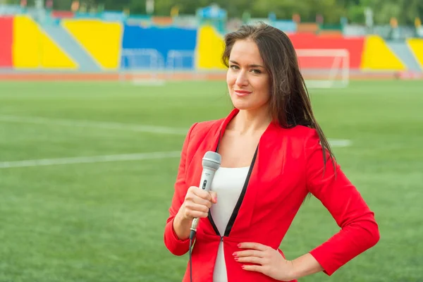 Young girl TV reporter is broadcasting — Stock Photo, Image