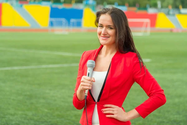 Chica joven reportera de televisión está transmitiendo — Foto de Stock