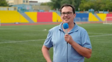 Orta yaş erkek Tv muhabiri yayın