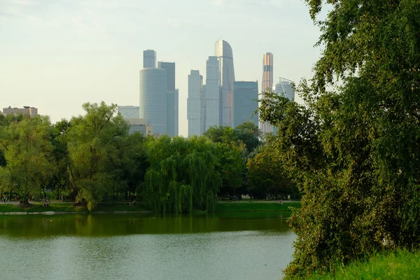 Uitzicht op de wolkenkrabbers Moskou stad dag tijd — Stockfoto