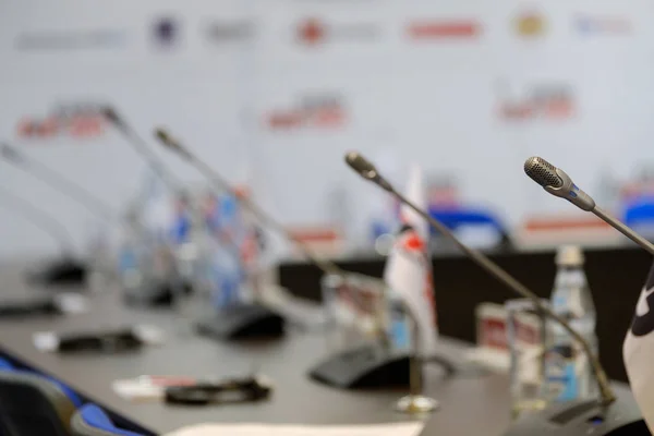 Table microphones at the conference hall — Stock Photo, Image