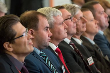 Seyirci hocayı dinler.