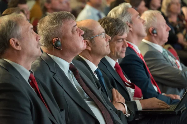 El público escucha al conferenciante — Foto de Stock