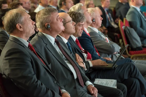 Publiek luistert naar de docent — Stockfoto