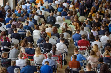 Seyirci hocayı dinler.