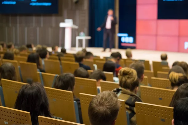 Il pubblico ascolta il docente — Foto Stock