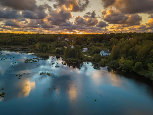 Seenlandschaft im Wald — Stockfoto