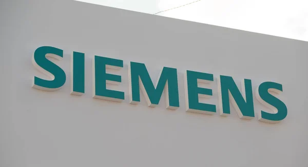 Siemens firmenlogo an der wand — Stockfoto