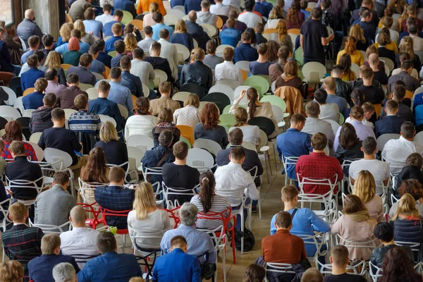 Seyirci hocayı dinler.