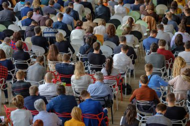 Seyirci hocayı dinler.