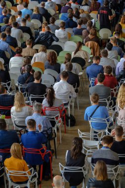 Seyirci hocayı dinler.