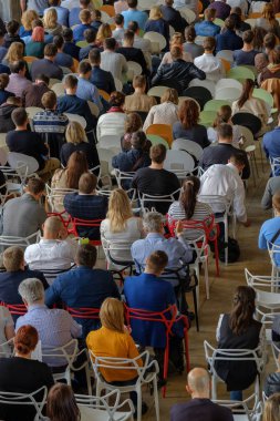 Seyirci hocayı dinler.