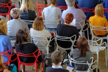 Seyirci hocayı dinler.