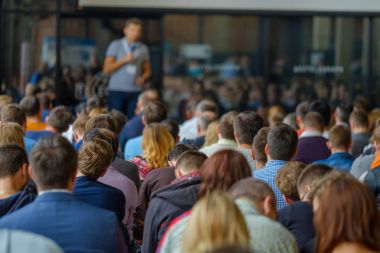 Seyirci hocayı dinler.