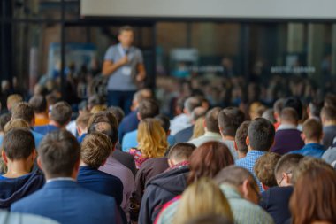 Seyirci hocayı dinler.