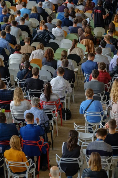 Publiek luistert naar de docent — Stockfoto