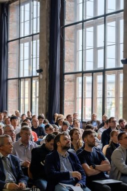 Seyirci hocayı dinler.