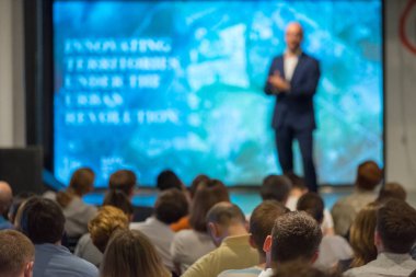 Seyirci hocayı dinler.