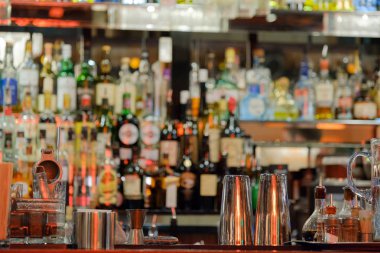 Bar farklı şişe ile iç