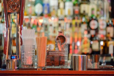 Bar farklı şişe ile iç