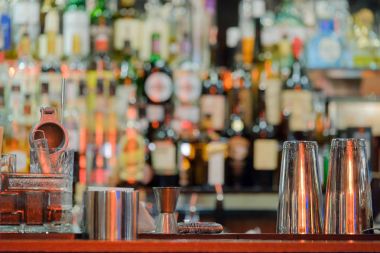 Bar farklı şişe ile iç