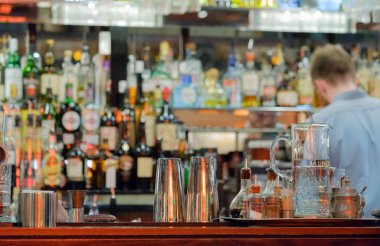 Bar farklı şişe ile iç