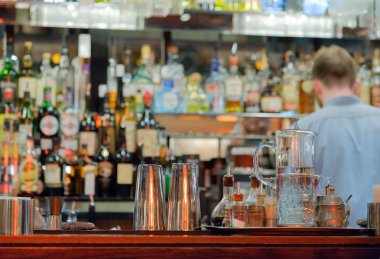 Bar farklı şişe ile iç