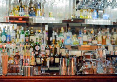 Bar farklı şişe ile iç