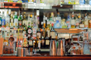 Bar farklı şişe ile iç