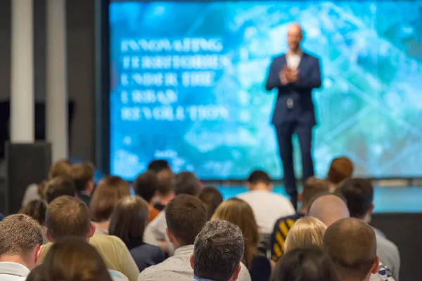 Seyirci hocayı dinler.